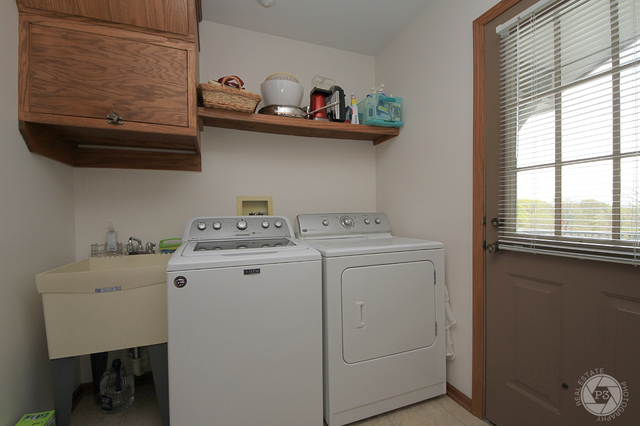 4900 Stockdale Road Morris, IL 60450 - Photo 17 of 33 a utility room with dryer and washer