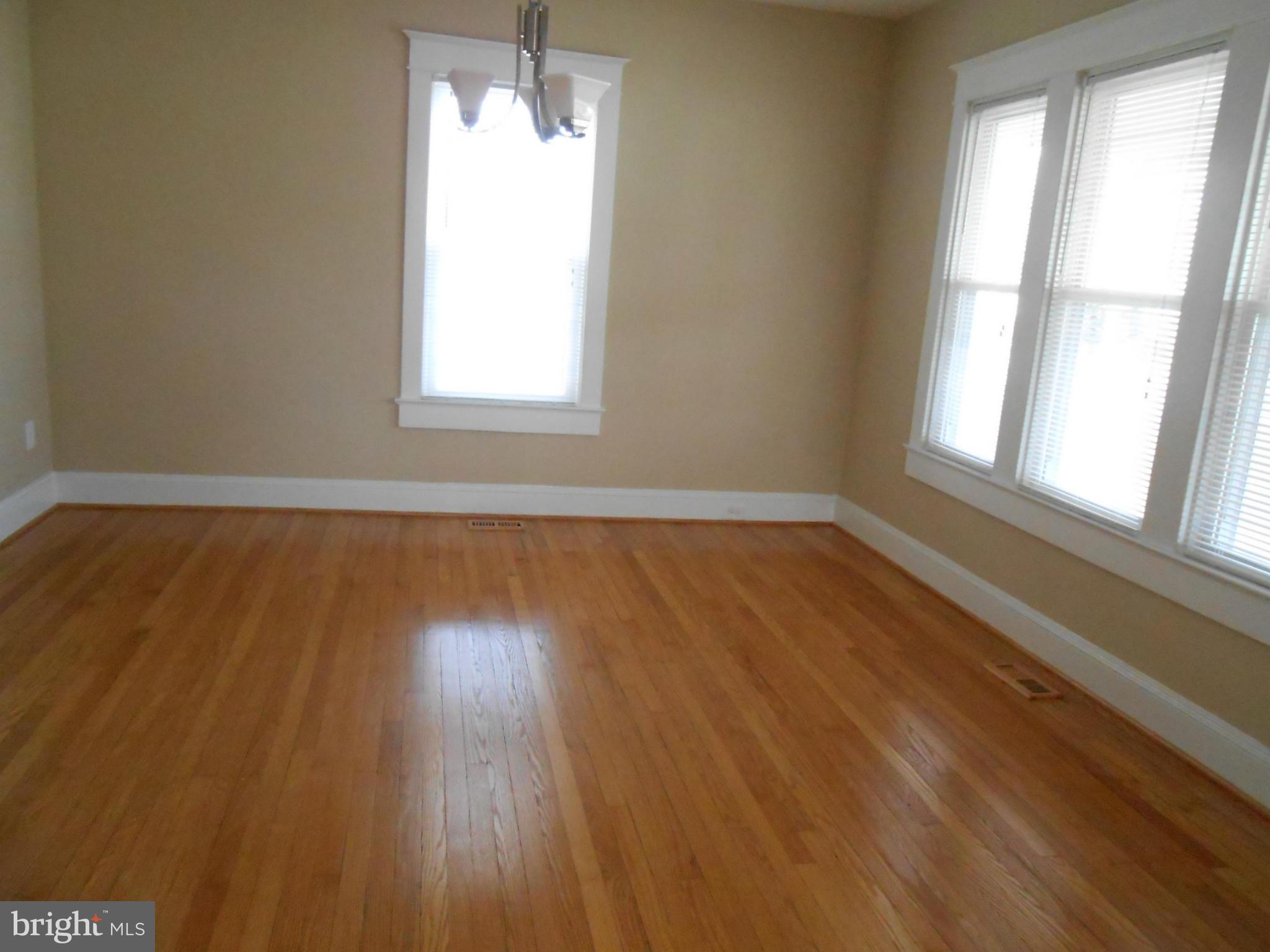 27416 Ridge Road Damascus, MD 20872 - Photo 13 of 30 Living Room