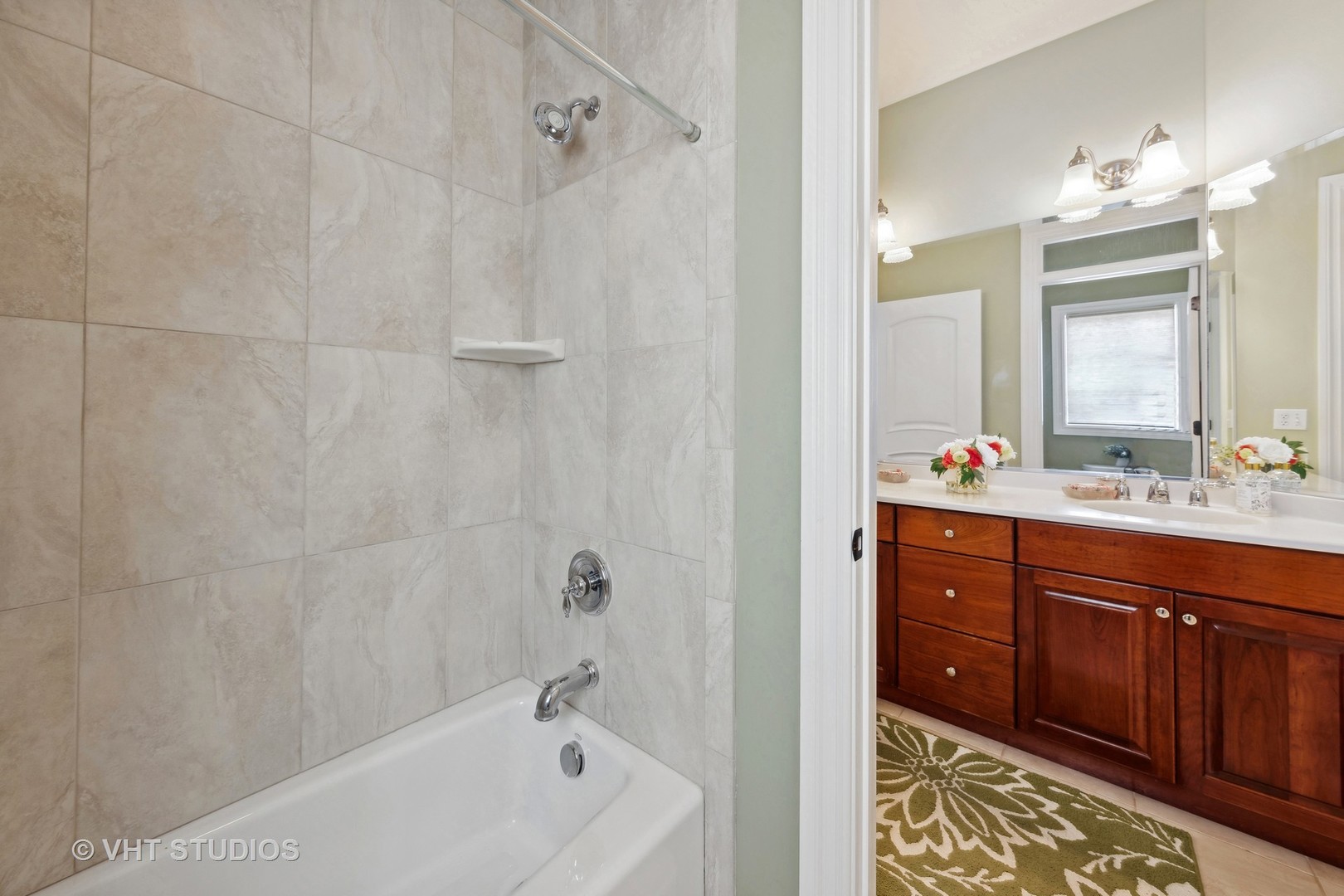 16736 Julie Ann Lane Orland Park, IL 60467 - Photo 22 of 36 a bathroom with a tub sink and mirror