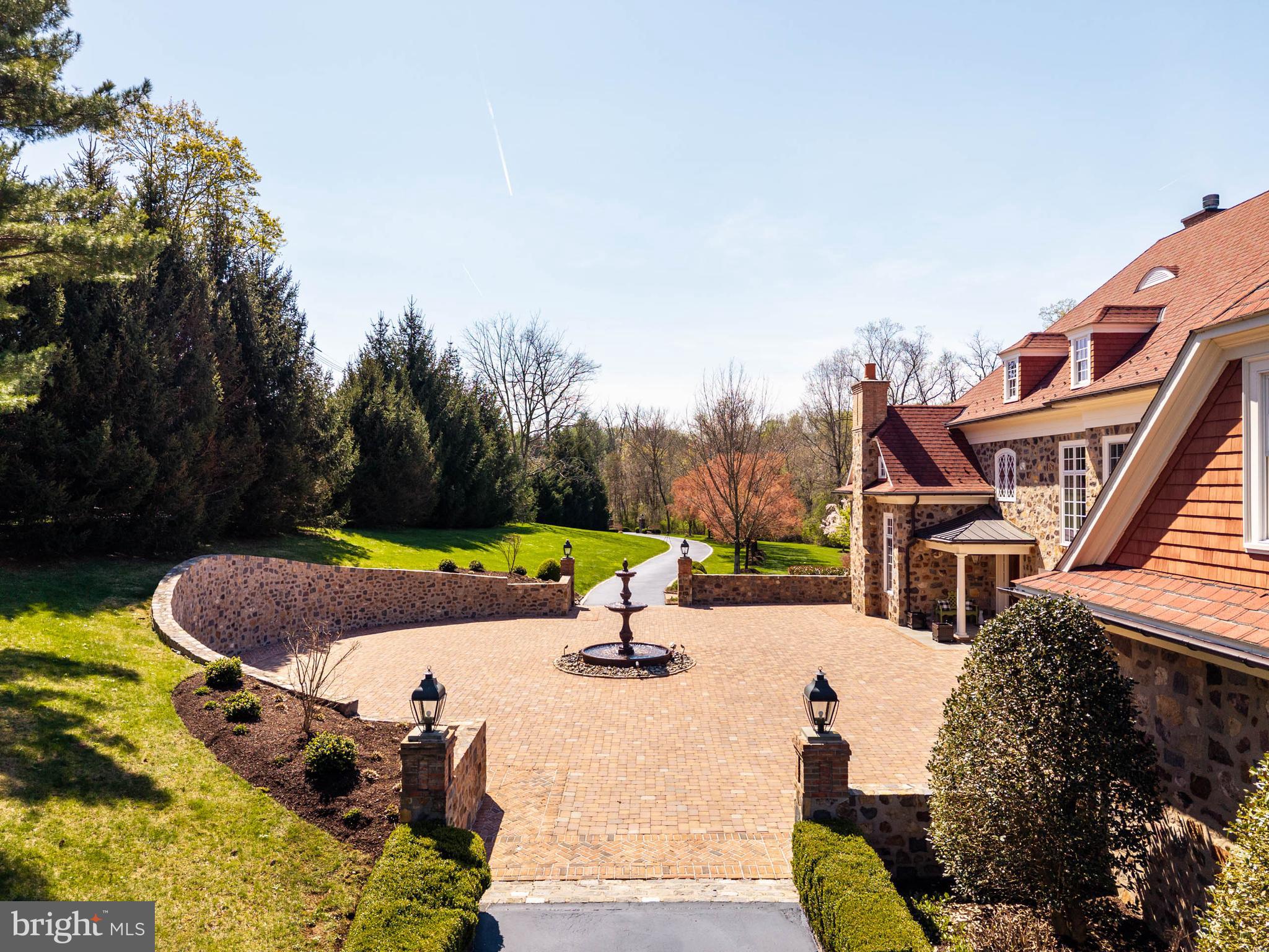 1075 South Leopard Road Berwyn, PA 19312 - Photo 108 of 111 Front courtyard
