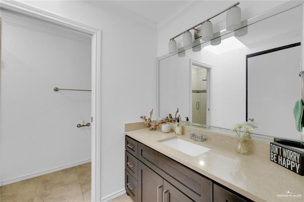 500 Wichita Avenue, Unit 17 McAllen, TX 78503 - Photo 14 of 16 a bathroom with a sink and a mirror