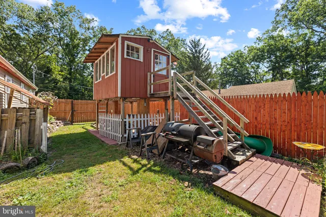a view of outdoor space yard deck and patio