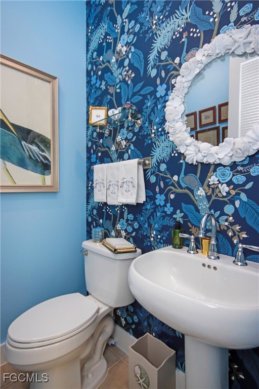 2548 Wulfert Road Sanibel, FL 33957 - Photo 12 of 36 a bathroom with a toilet a sink and mirror