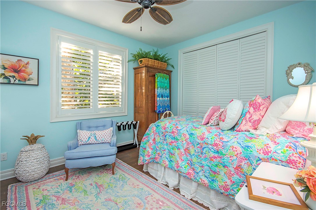 2548 Wulfert Road Sanibel, FL 33957 - Photo 27 of 36 a bedroom that has a bed and a table in it