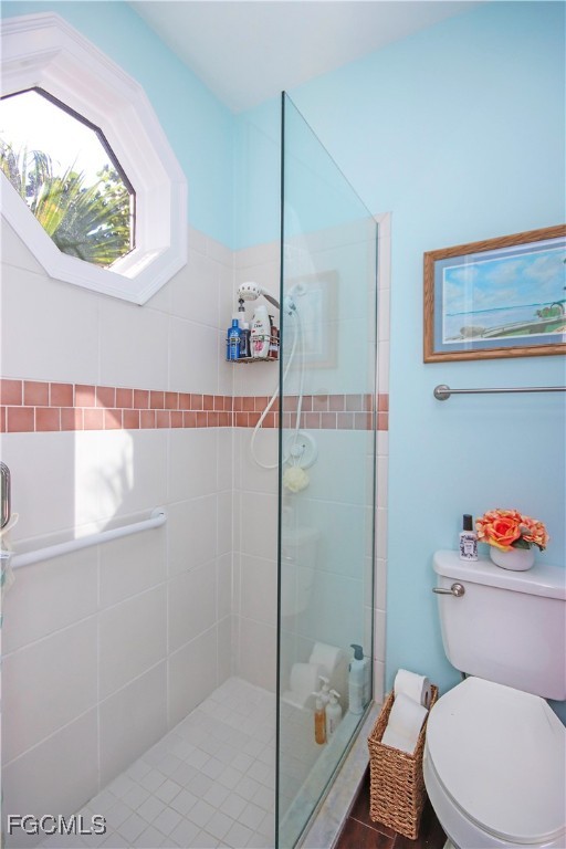 2548 Wulfert Road Sanibel, FL 33957 - Photo 30 of 36 a bathroom with a toilet and a shower
