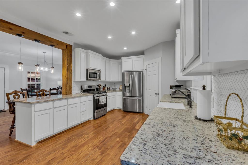 701 Johnson Street Terrell, TX 75160 - Photo 5 of 33 Breakfast bar and spacious kitchen