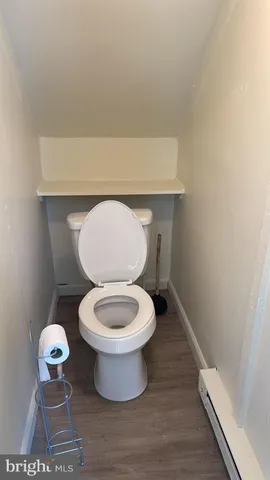 en empty room with wooden floor and windows