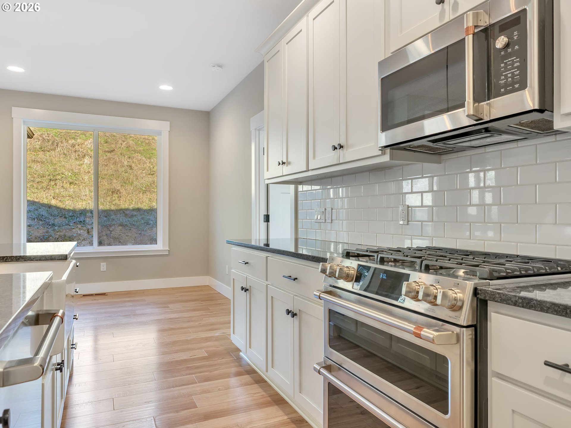 37027 Danner Ridge Lane Astoria, OR 97103 - Photo 16 of 46 a kitchen with a stove and a microwave
