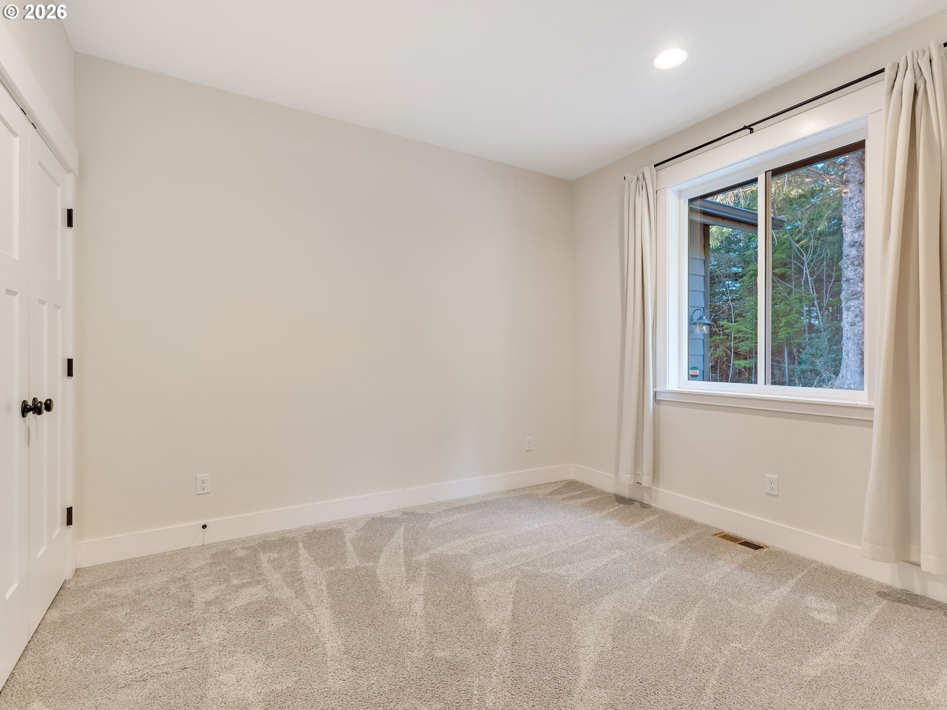 37027 Danner Ridge Lane Astoria, OR 97103 - Photo 32 of 46 an empty room with a window