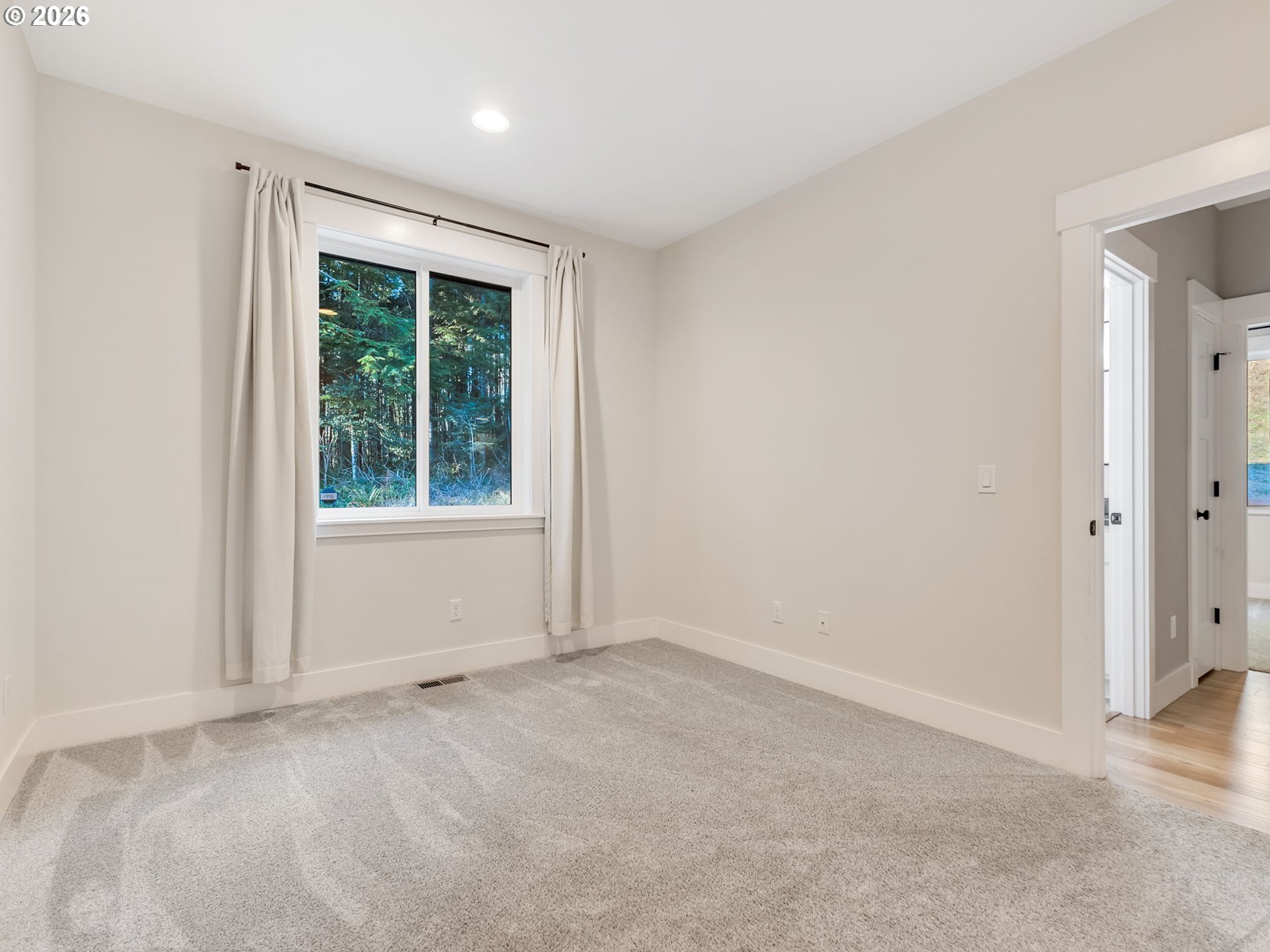 37027 Danner Ridge Lane Astoria, OR 97103 - Photo 34 of 46 an empty room with windows