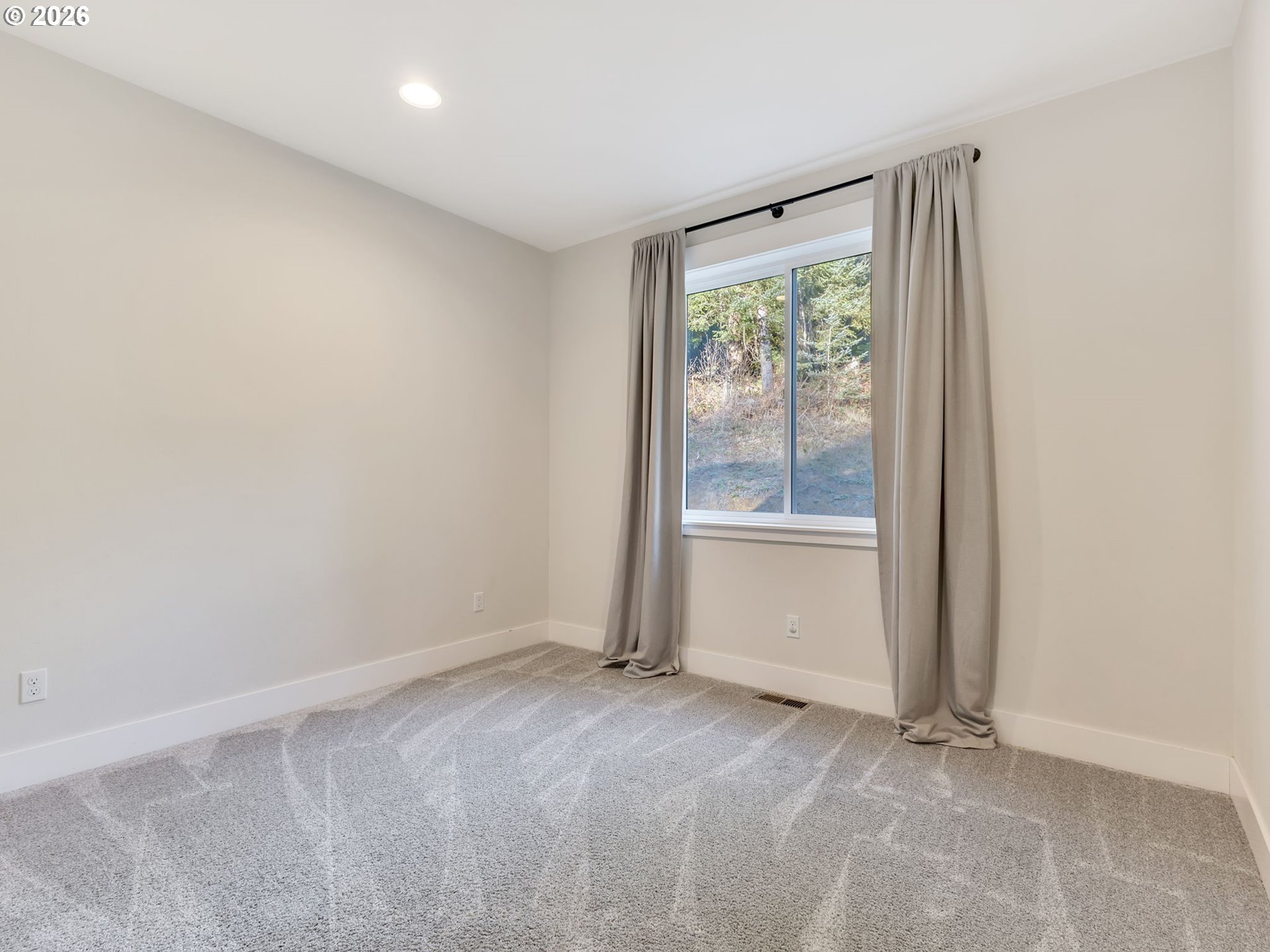 37027 Danner Ridge Lane Astoria, OR 97103 - Photo 35 of 46 an empty room with windows
