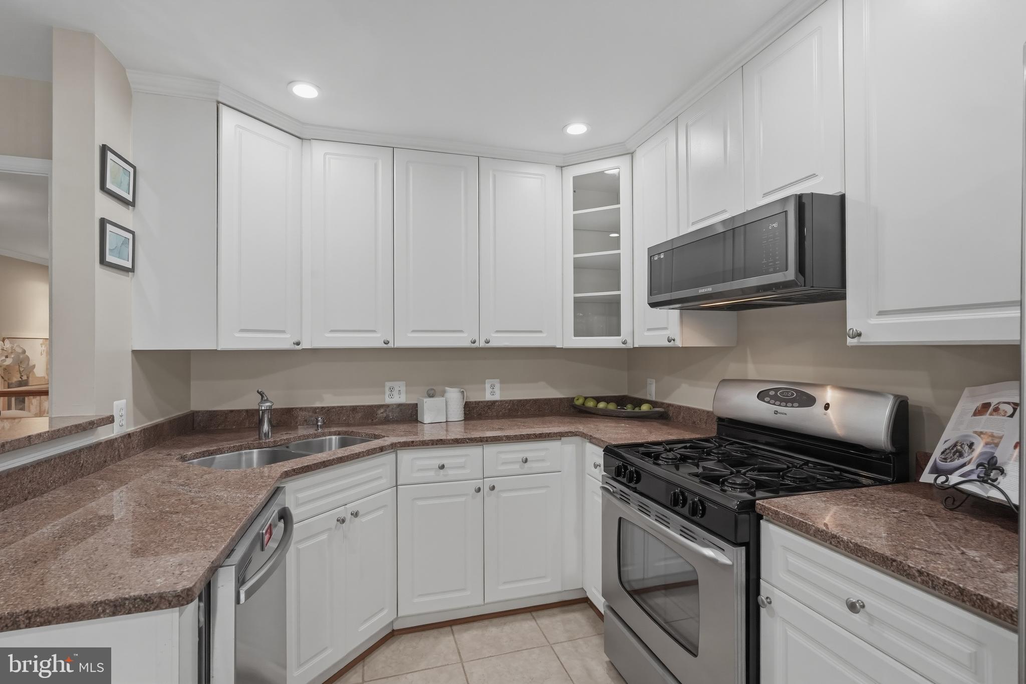 4662 West Braddock Road Alexandria, VA 22311 - Photo 17 of 42 Kitchen with granite countertops