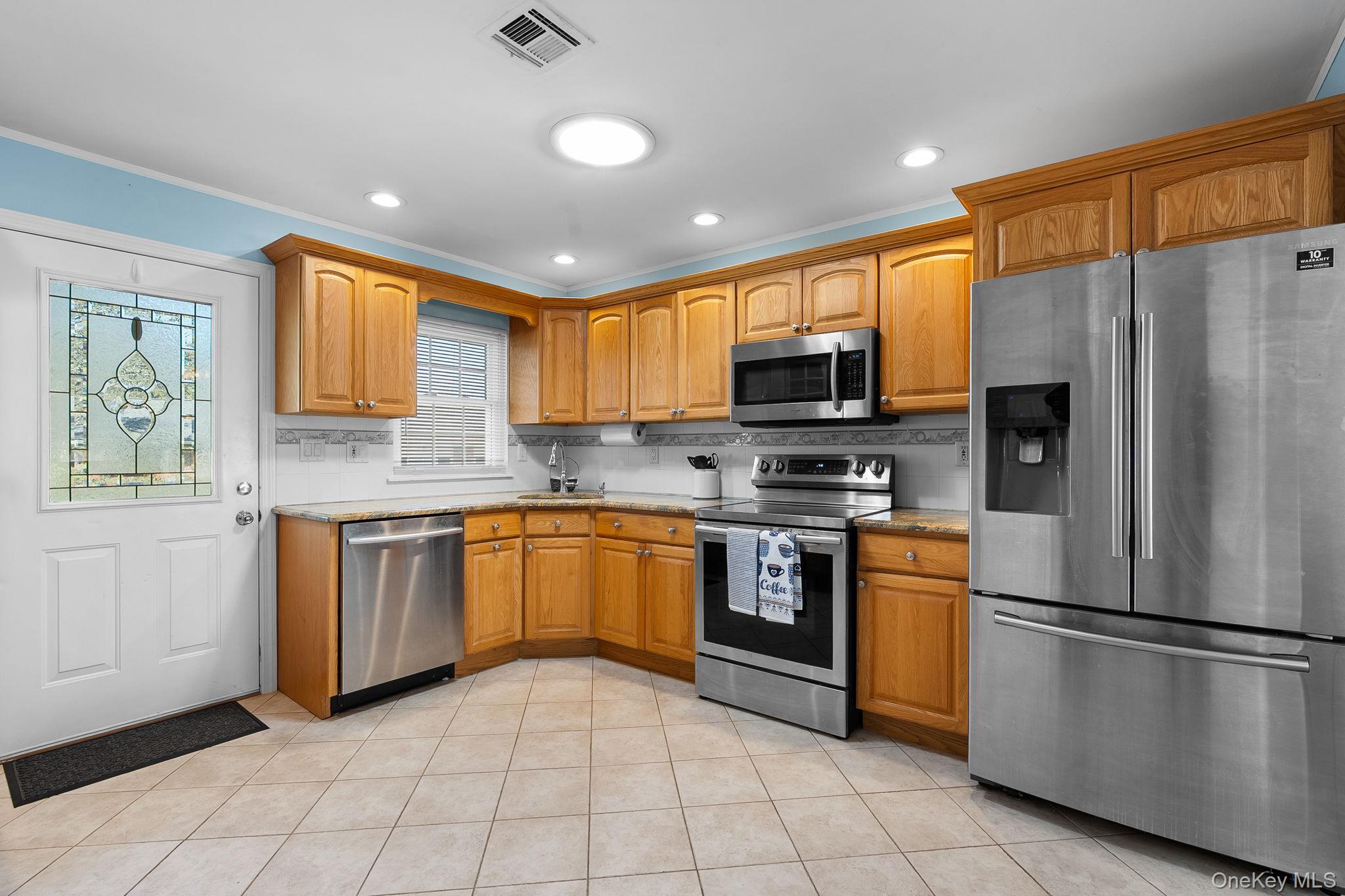 54 Aylesbury Court, Unit B Ridge, NY 11961 - Photo 5 of 22
