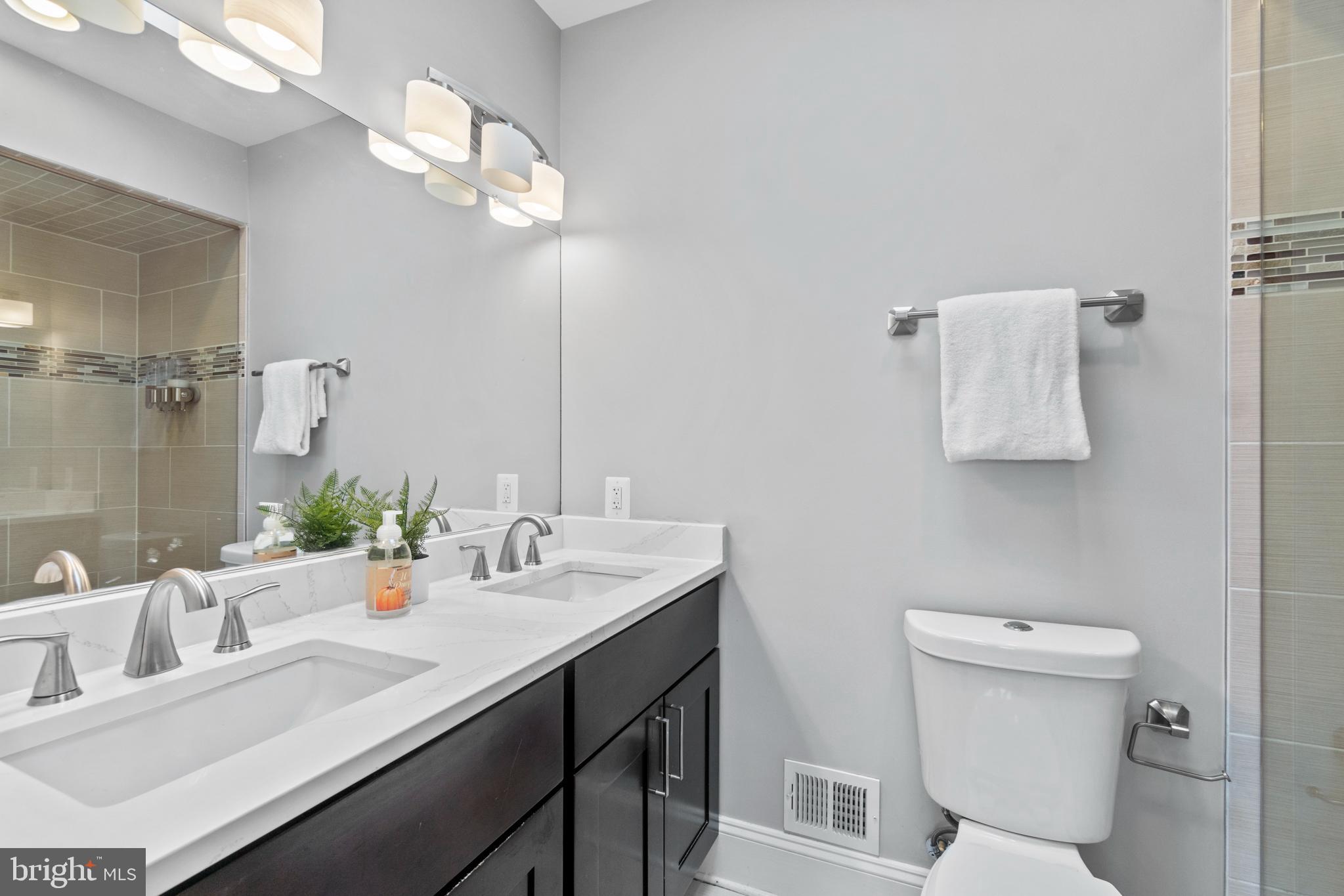 1130 Columbia Road Northwest, Unit 3 Washington, DC 20009 - Photo 33 of 40 2nd Primary En Suite