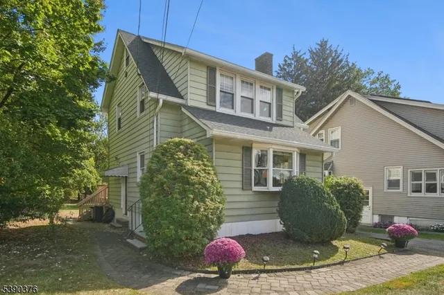 a view of a backyard with table and chairs potted plants