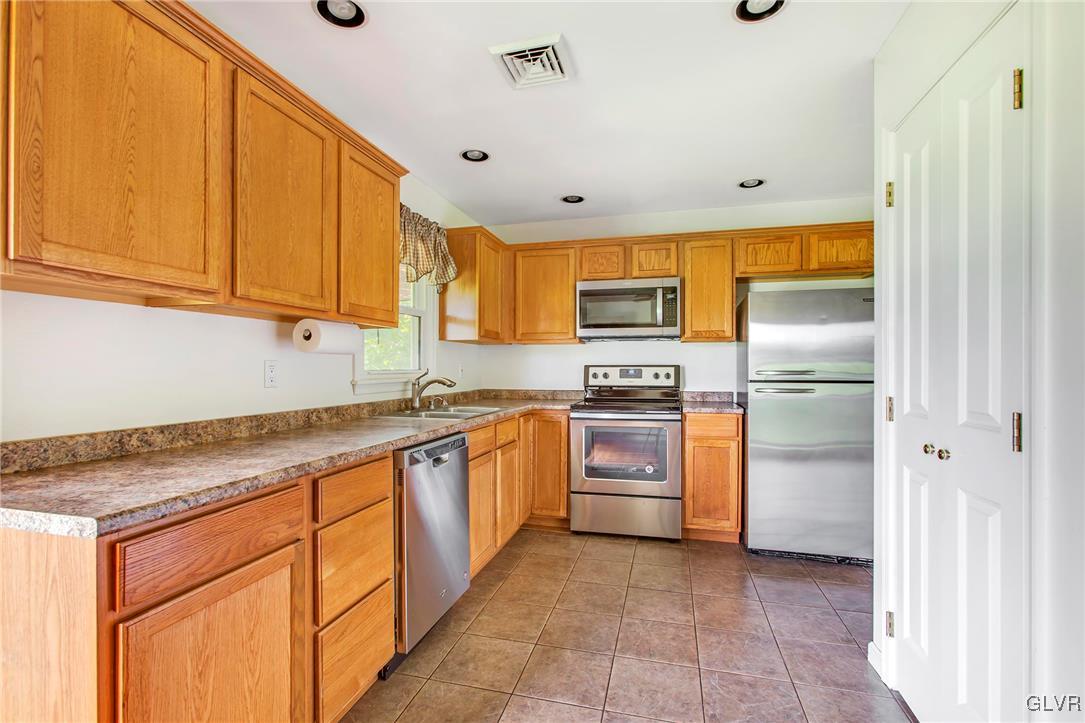 3078 Ridon Court Bethlehem, PA 18020 - Photo 9 of 31 Updated kitchen