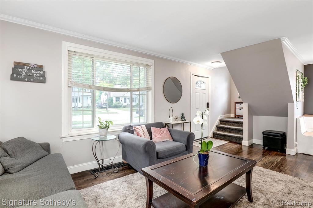 2147 Hampton Road Grosse Pointe Woods, MI 48236 - Photo 4 of 19