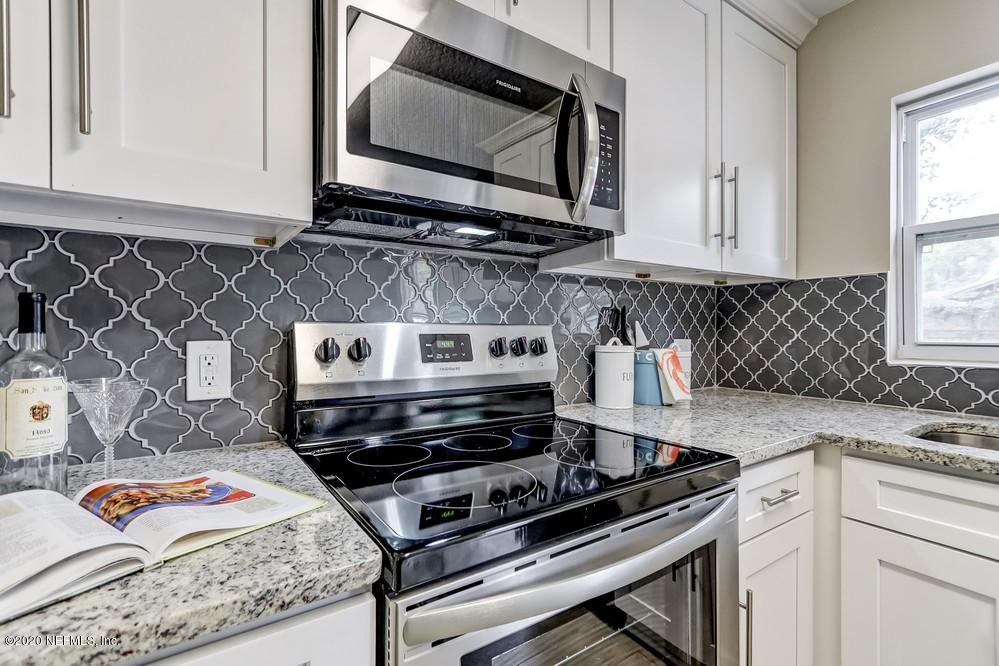 117 Hercules Road St. Augustine, FL 32086 - Photo 13 of 26 a kitchen with a stove a microwave and sink
