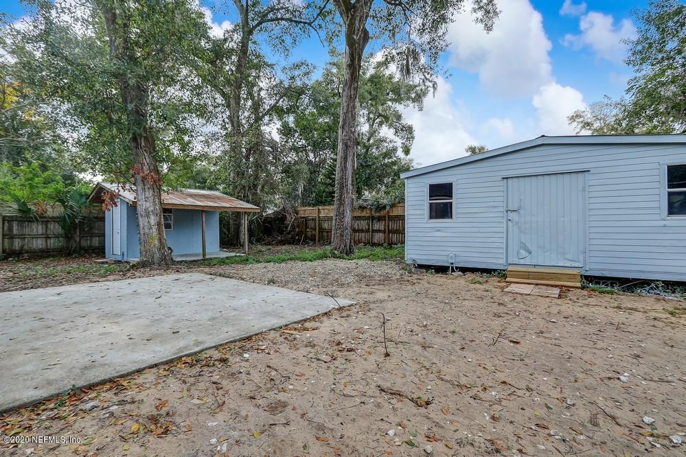 117 Hercules Road St. Augustine, FL 32086 - Photo 6 of 26 a front view of a house with garden