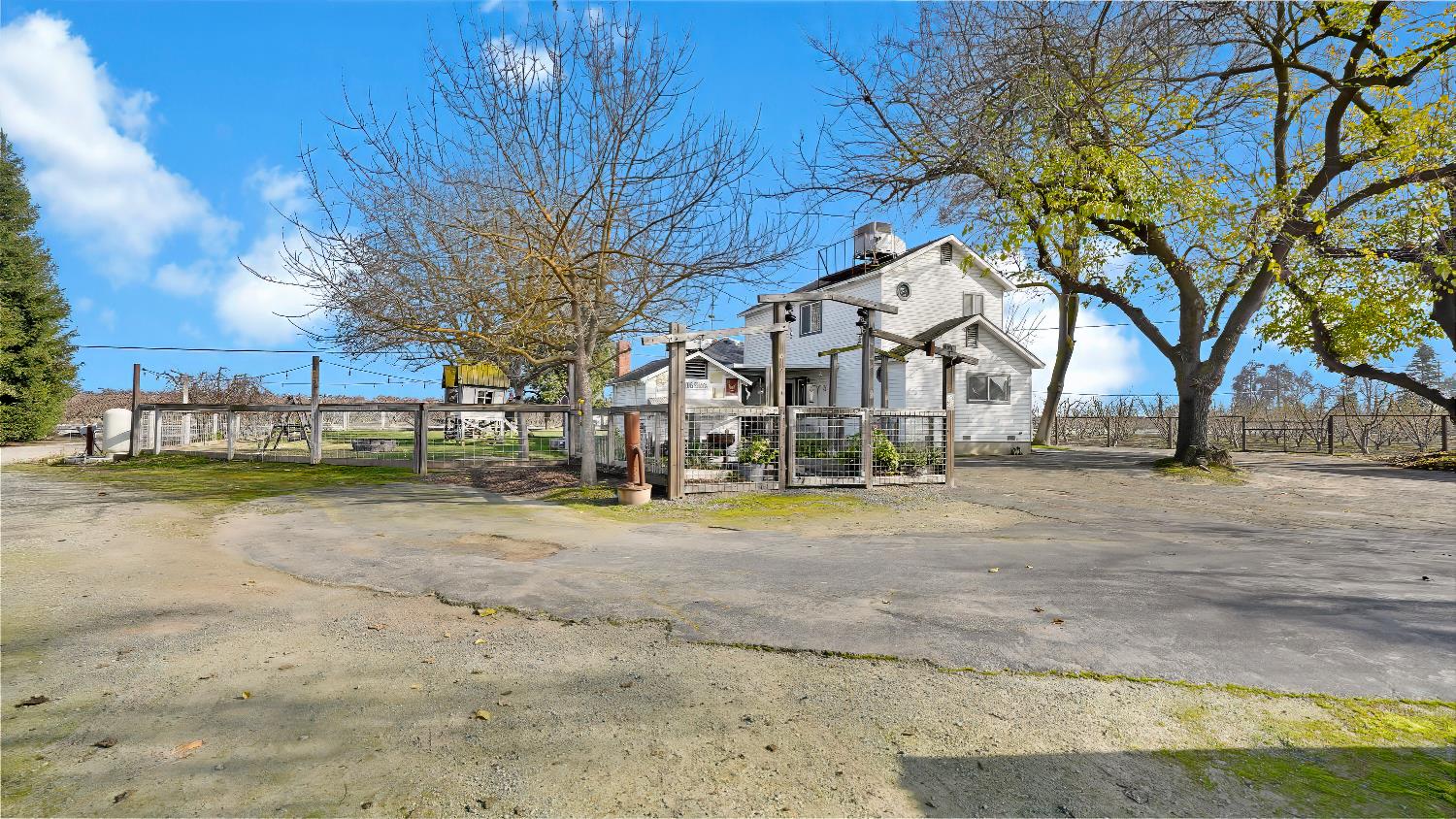 41709 Road 52 Reedley, CA 93654 - Photo 17 of 52 a view of a street with houses