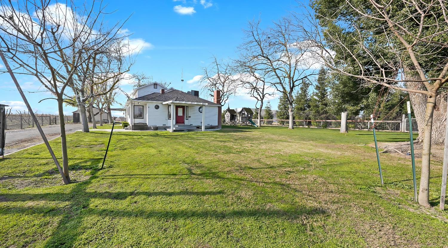 41709 Road 52 Reedley, CA 93654 - Photo 3 of 52 a view of a house with a big yard