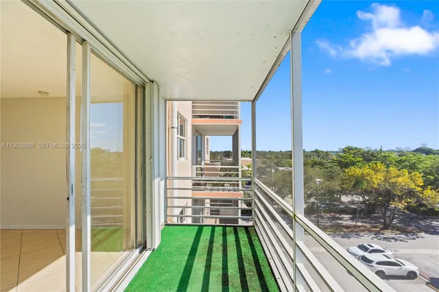 $1,850 | 1830 Dixianna Street, Unit 503, Hollywood, FL 33020