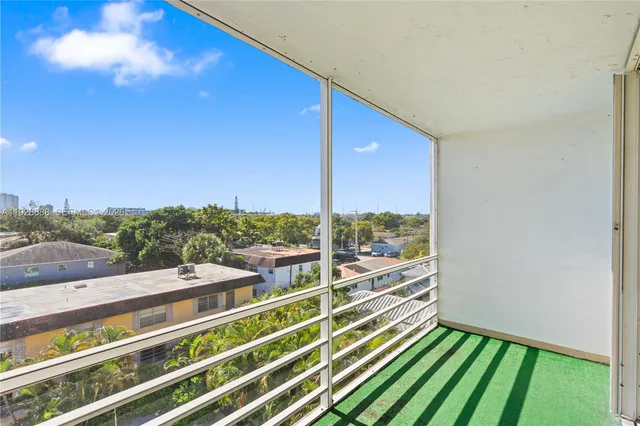 $1,850 | 1830 Dixianna Street, Unit 503, Hollywood, FL 33020