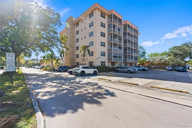 $1,850 | 1830 Dixianna Street, Unit 503, Hollywood, FL 33020