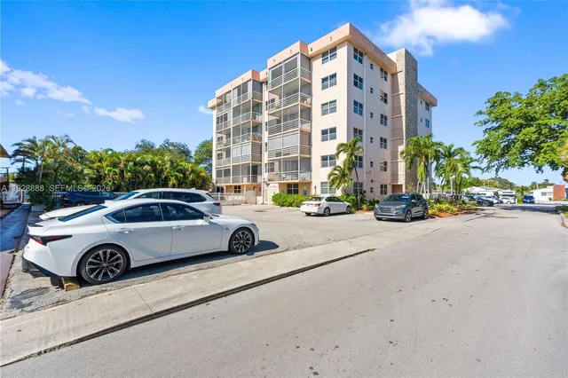 $1,850 | 1830 Dixianna Street, Unit 503, Hollywood, FL 33020