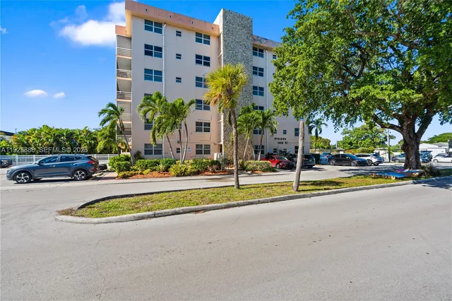 $1,850 | 1830 Dixianna Street, Unit 503, Hollywood, FL 33020