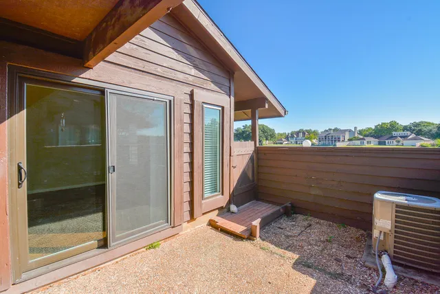 a view of a house with backyard
