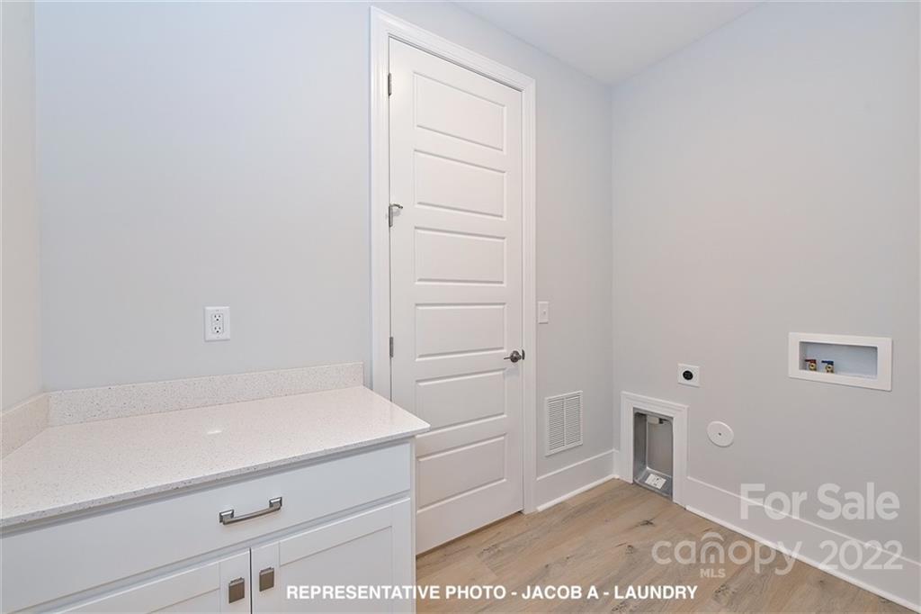 366 Meek Road Gastonia, NC 28056 - Photo 13 of 24 a bathroom with a bathtub