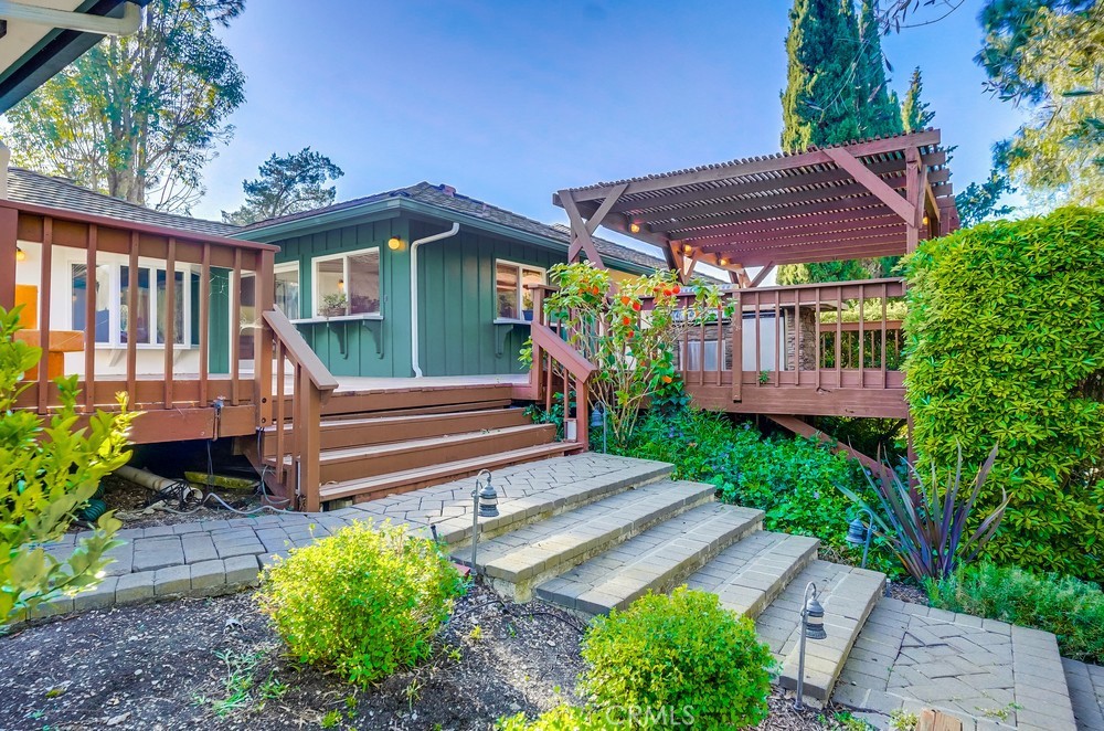 5205 Middlecrest Road Rancho Palos Verdes, CA 90275 - Photo 14 of 36 a view of a backyard with plants and a garden