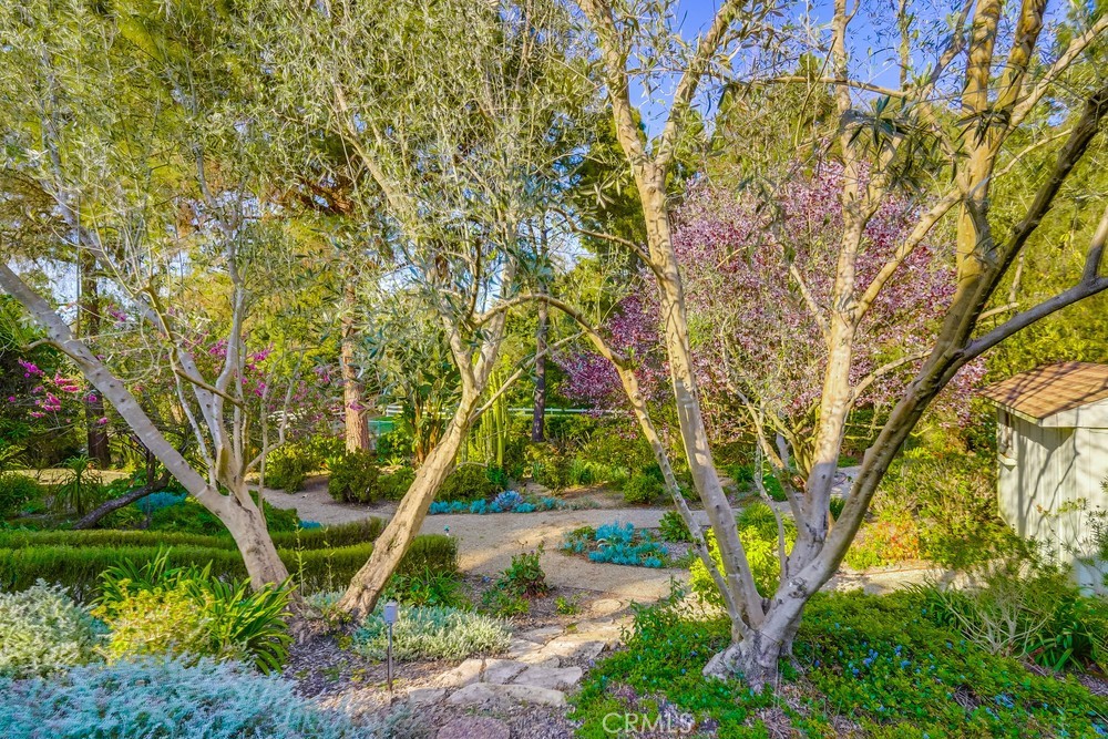 5205 Middlecrest Road Rancho Palos Verdes, CA 90275 - Photo 21 of 36 a view of statue in a garden
