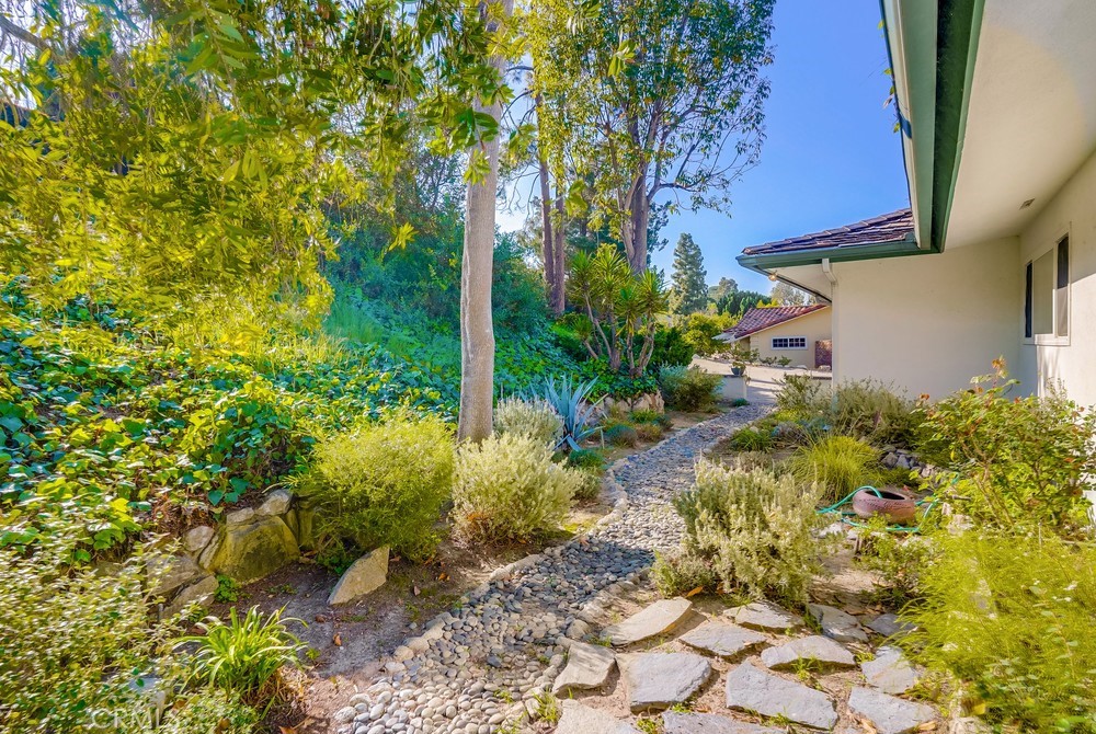 5205 Middlecrest Road Rancho Palos Verdes, CA 90275 - Photo 26 of 36 a backyard of a house with lots of green space