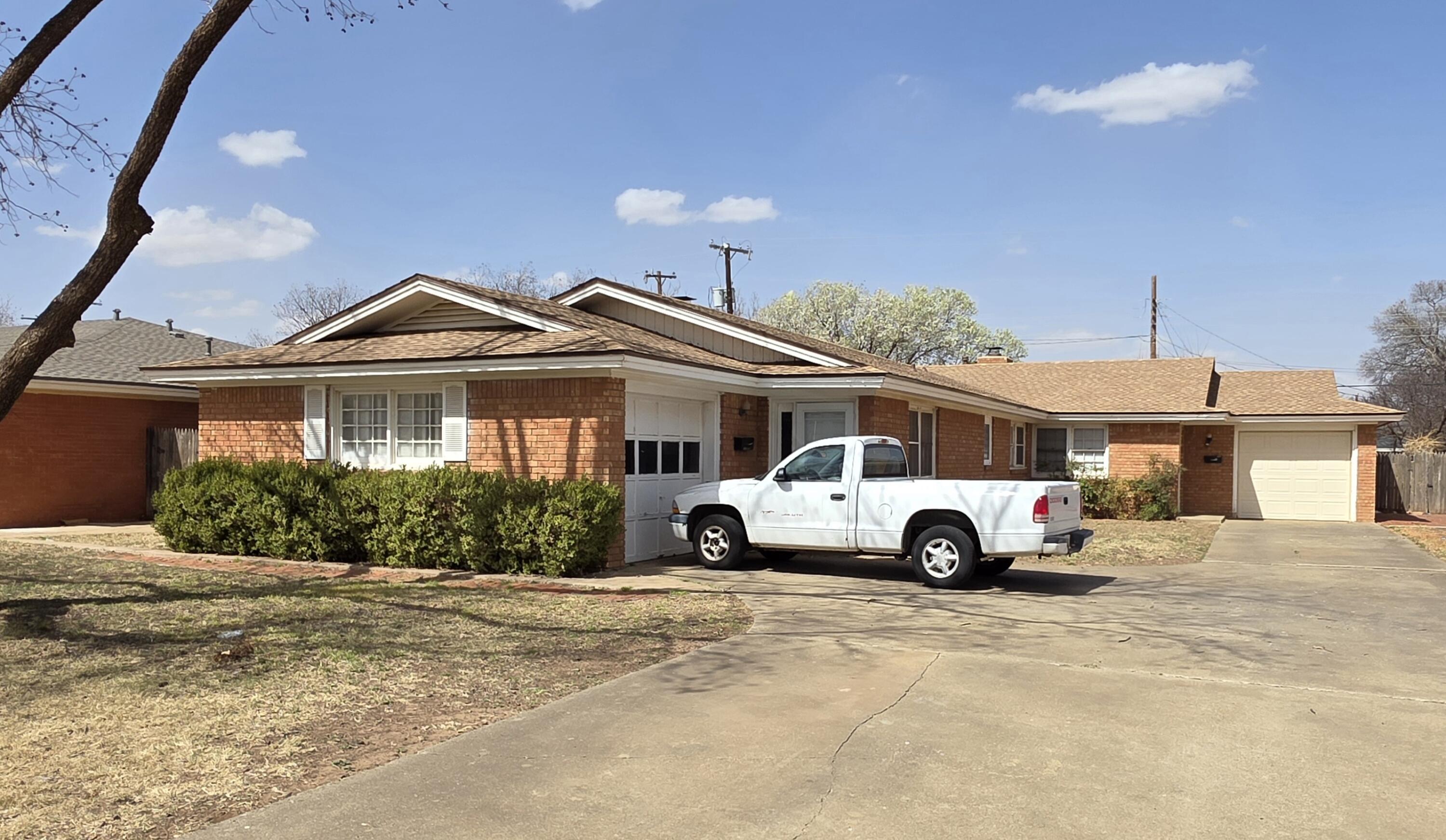 a view of front a house with a yard