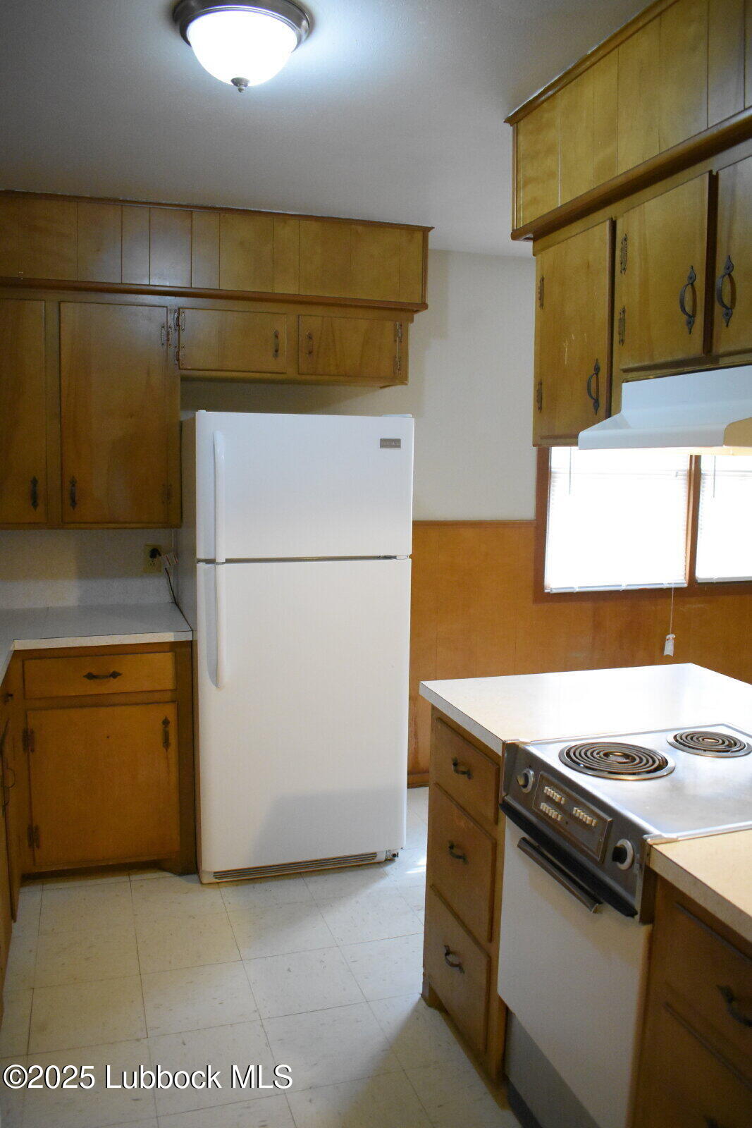 2010 54th Street Lubbock, TX 79412 - Photo 8 of 17 a utility room with dryer and washer