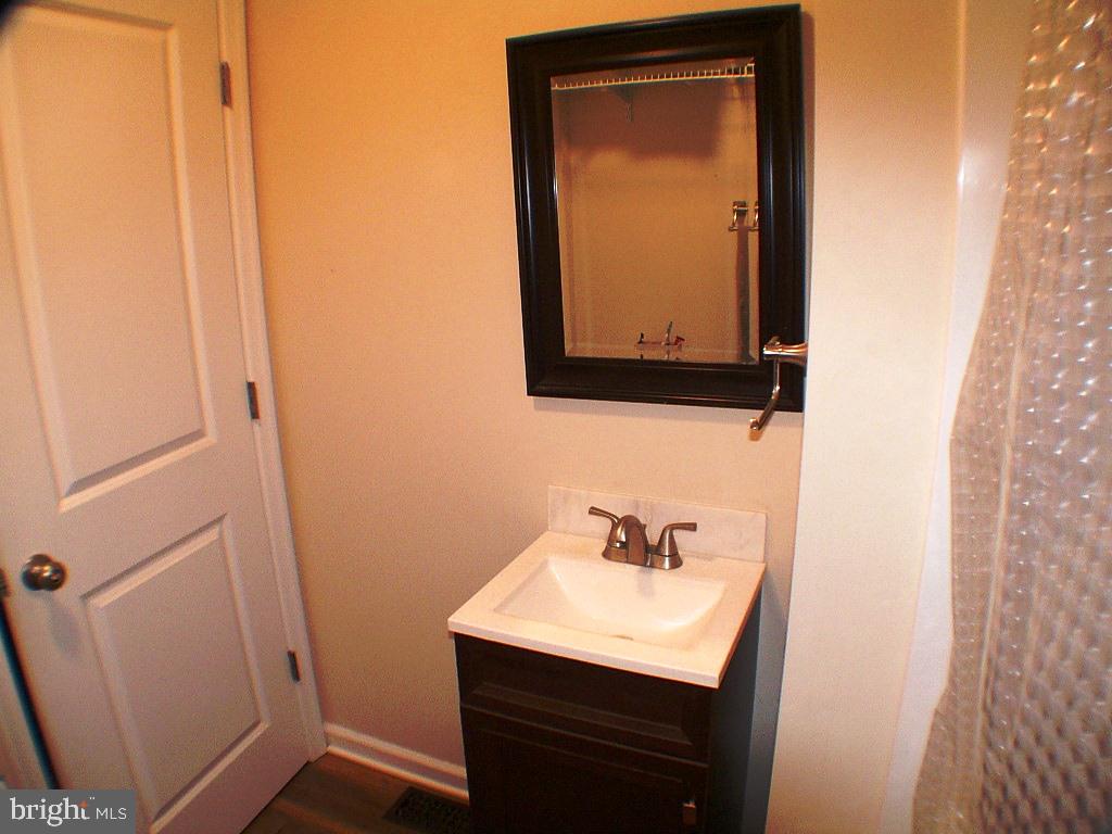 140 Guard Road Middletown, VA 22645 - Photo 33 of 87 Full Bathroom