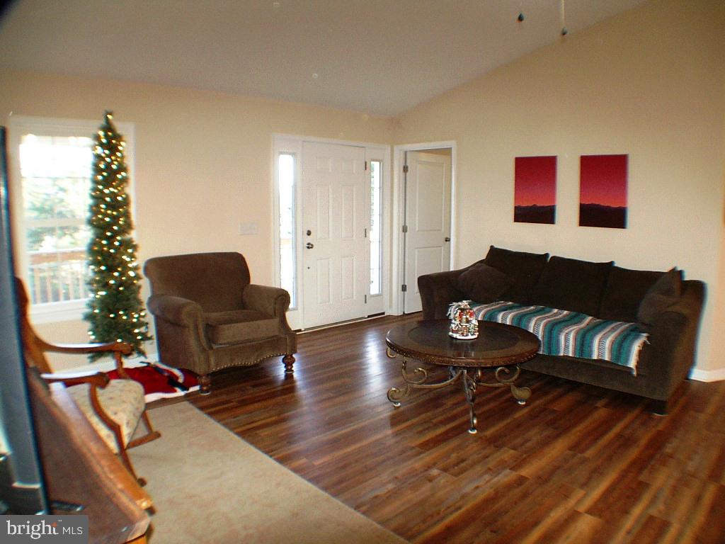 140 Guard Road Middletown, VA 22645 - Photo 9 of 87 Living Room