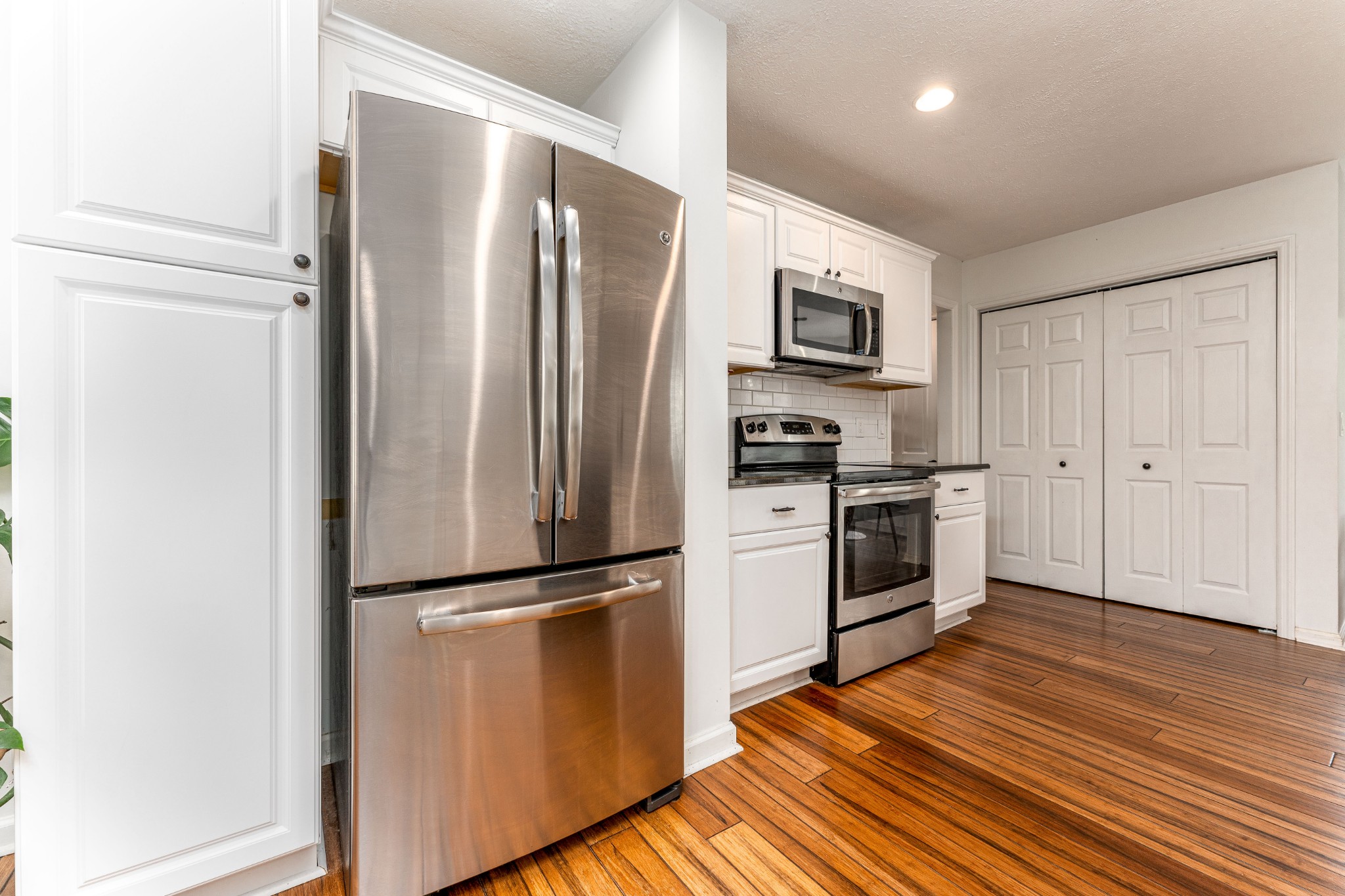 809 Ridgetop Drive Mount Juliet, TN 37122 - Photo 5 of 32 a kitchen with stainless steel appliances a refrigerator sink and microwave