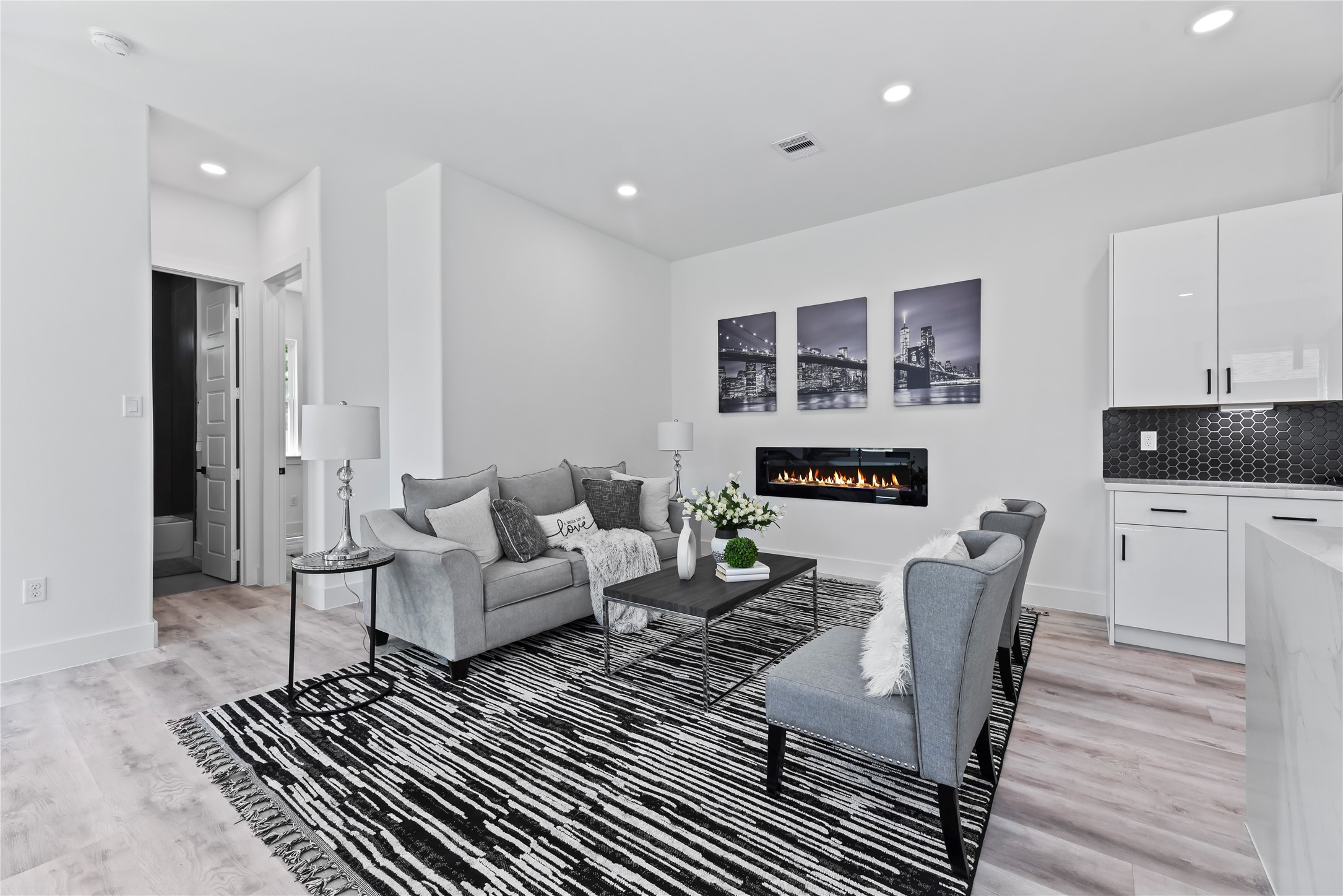 7210 England Street Houston, TX 77021 - Photo 18 of 37 a living room with furniture