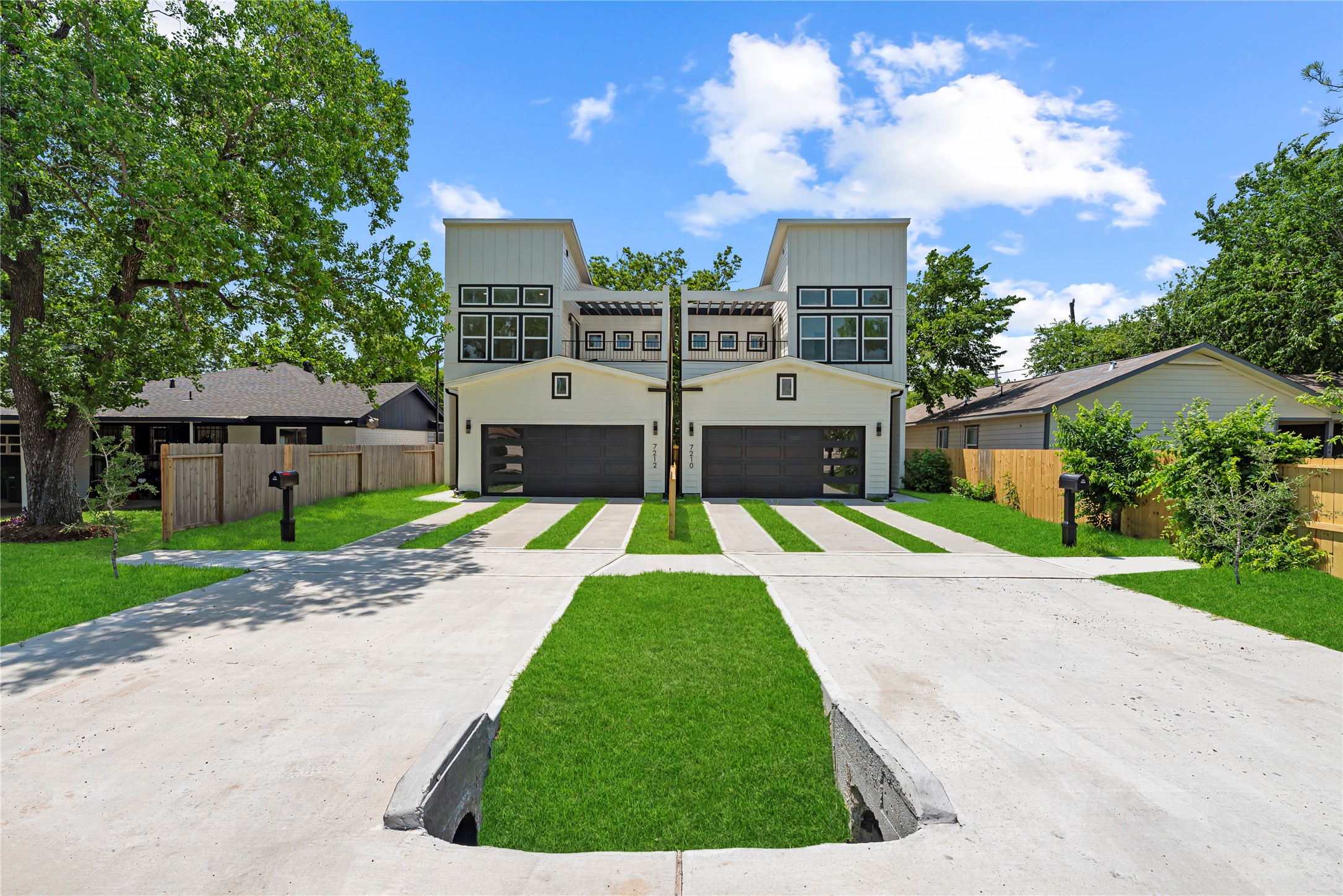 7210 England Street Houston, TX 77021 - Photo 2 of 37 a view of a house with a yard