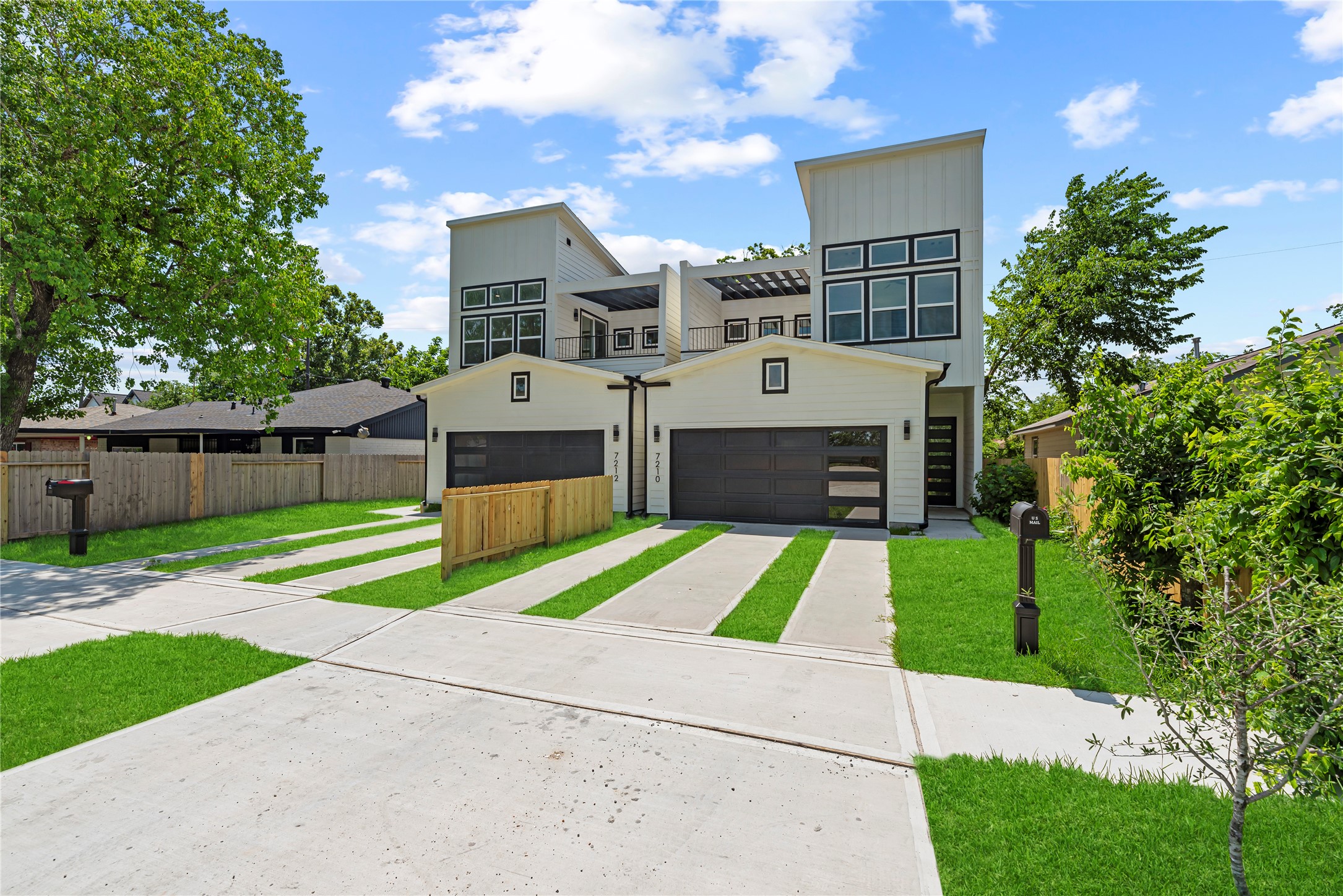 7210 England Street Houston, TX 77021 - Photo 3 of 37 a front view of house with yard