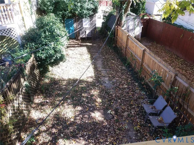 a view of a yard in front of house
