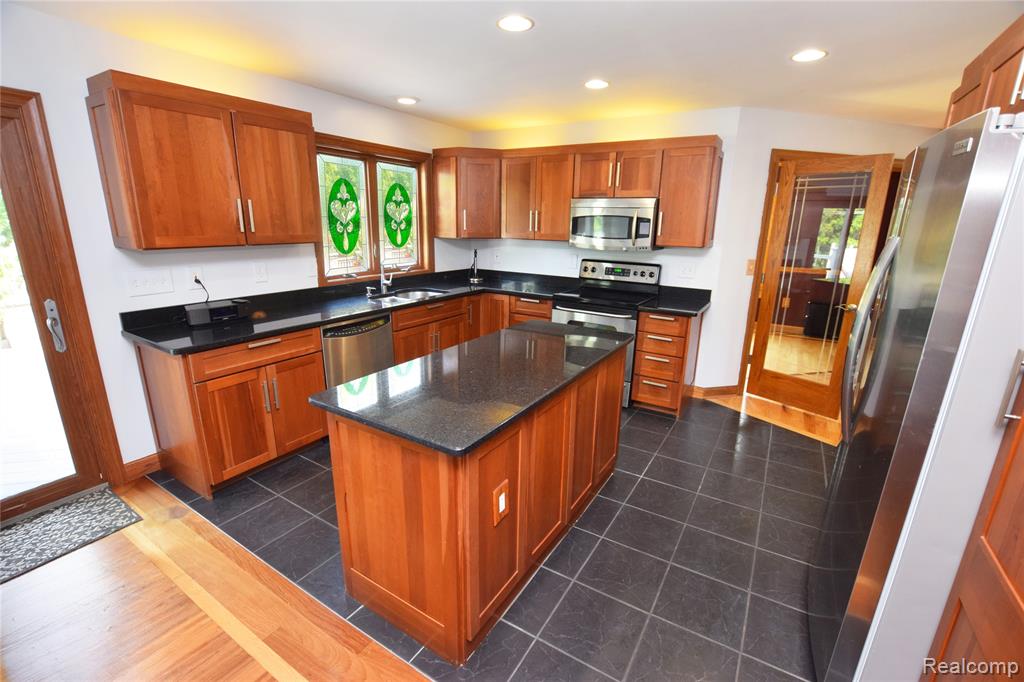 2182 Wiggins Road Fenton, MI 48430 - Photo 3 of 28 Gallery Image 3