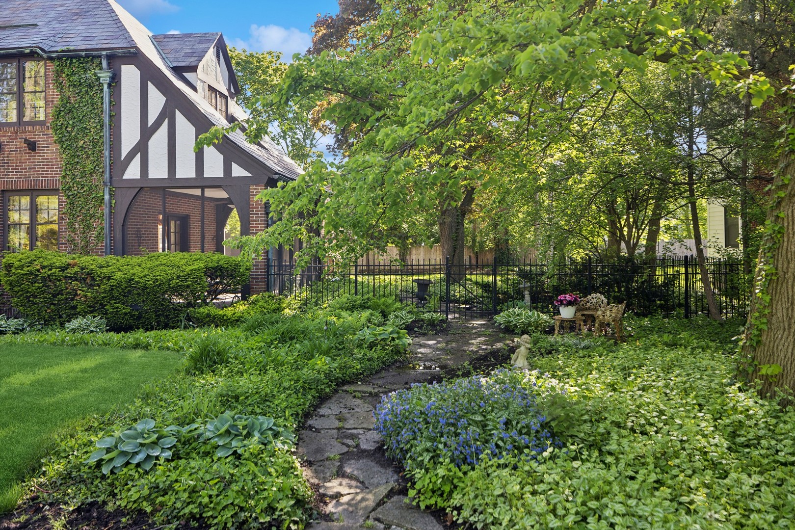 719 South County Line Road Hinsdale, IL 60521 - Photo 3 of 52 a backyard of a house with lots of green space