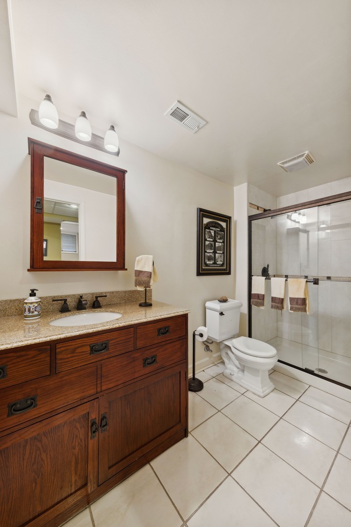 719 South County Line Road Hinsdale, IL 60521 - Photo 40 of 52 a bathroom with a toilet sink and mirror