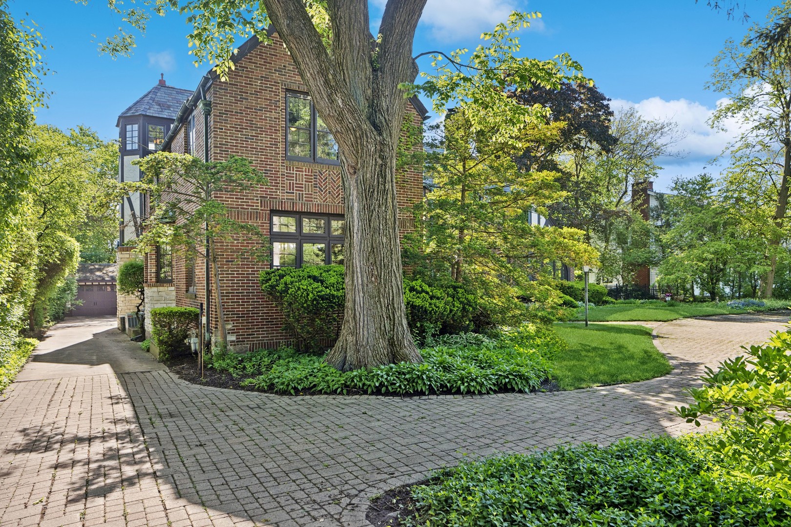 719 South County Line Road Hinsdale, IL 60521 - Photo 4 of 52 a front view of a house with garden