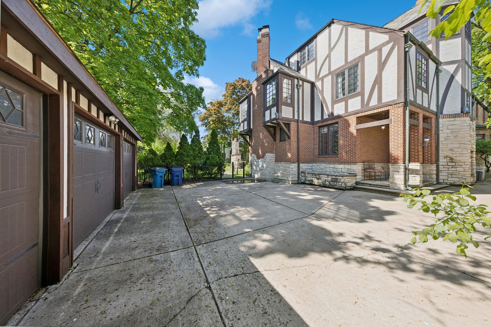 719 South County Line Road Hinsdale, IL 60521 - Photo 46 of 52 a view of a street with a building in the background