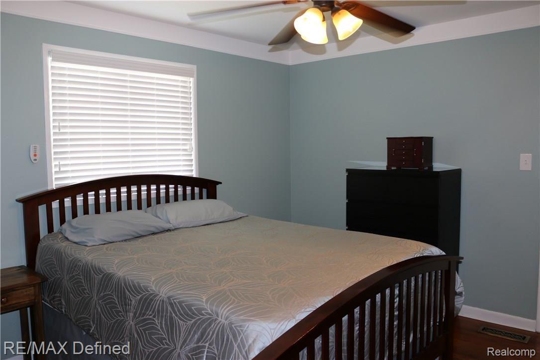 17342 Rougeway Street Livonia, MI 48152 - Photo 6 of 18 Master bedroom